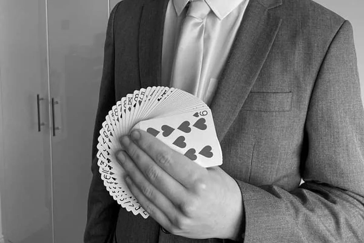 Lewis Pawley - Close Up Magician photo 1