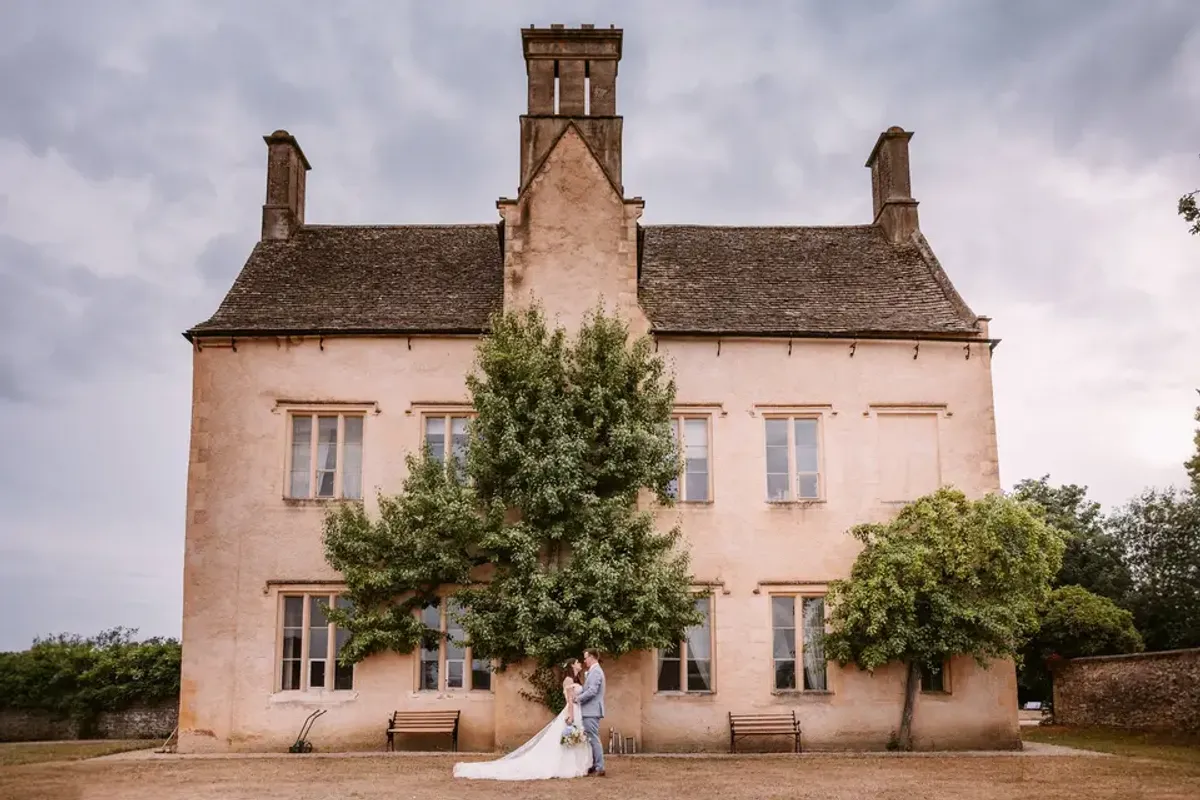 Cogges Manor Farm, wedding venue in Oxfordshire, UK