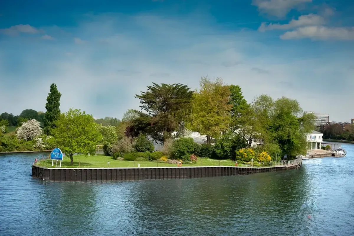 Ravens Ait Island, wedding venue in Surrey, UK