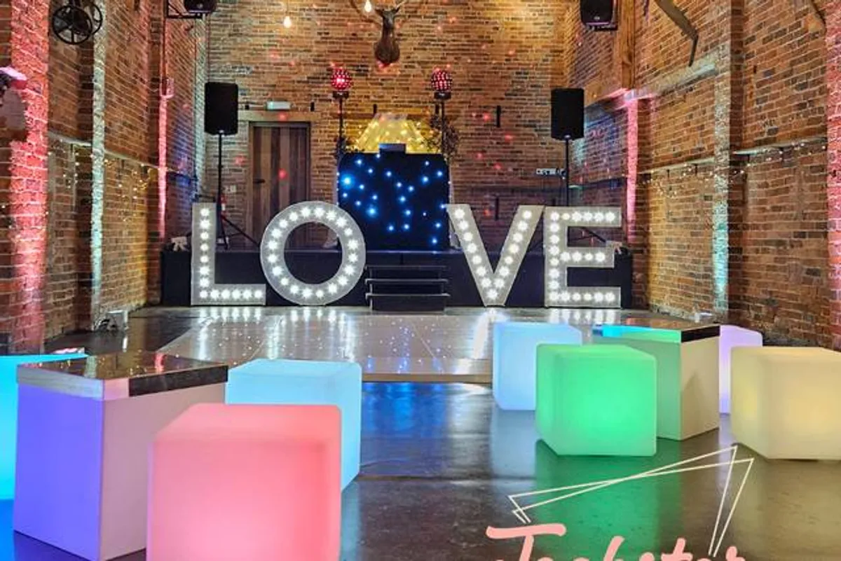 DJ Lloyd Higgins / The Wedding Mash Up photo 4